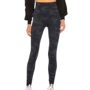 Like New SPANX Look At Me Now
Camo Leggings Size Large